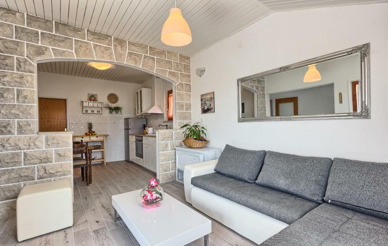 Lantana Apartment Бол Екстериор снимка